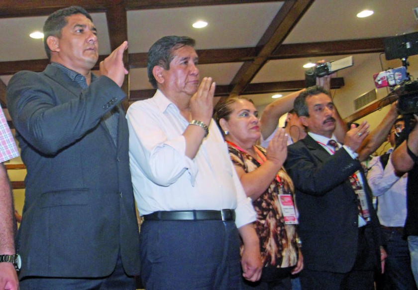 César Salinas (2i) jura como presidente de la Federación Boliviana de Fútbol junto con los miembros del nuevo comité...