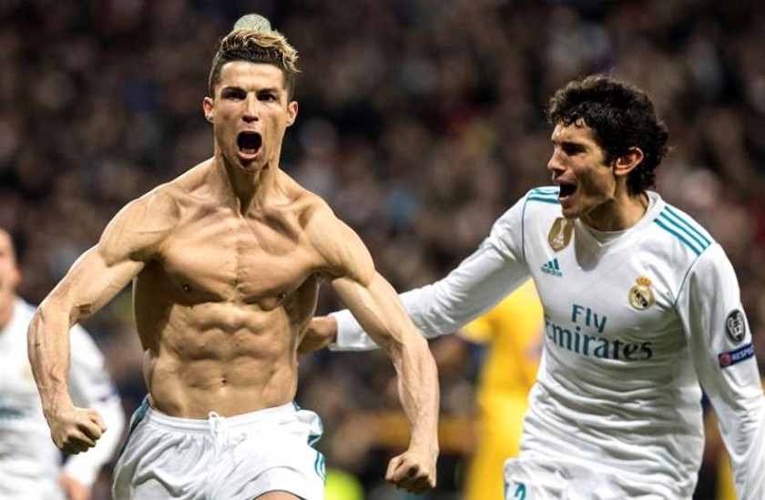 El delantero del Real Madrid Cristiano Ronaldo (i) celebra tras marcar ante Juventus, durante el partido de vuelta. EFE