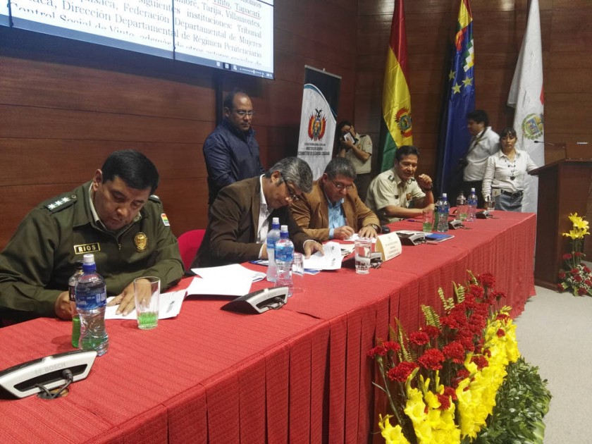 ENCUENTRO. Las autoridades firmaron el acta de conclusiones de la precumbre de Seguridad Ciudadana que se presentará en