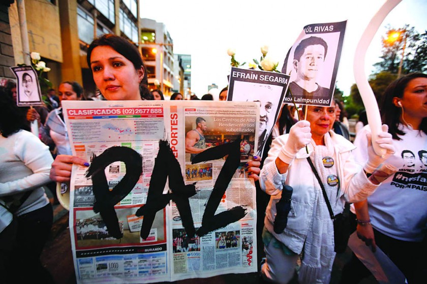 RECHAZO. Decenas de personas se manifiestan por la paz en Quito, después de la serie de incidentes violentos en la front