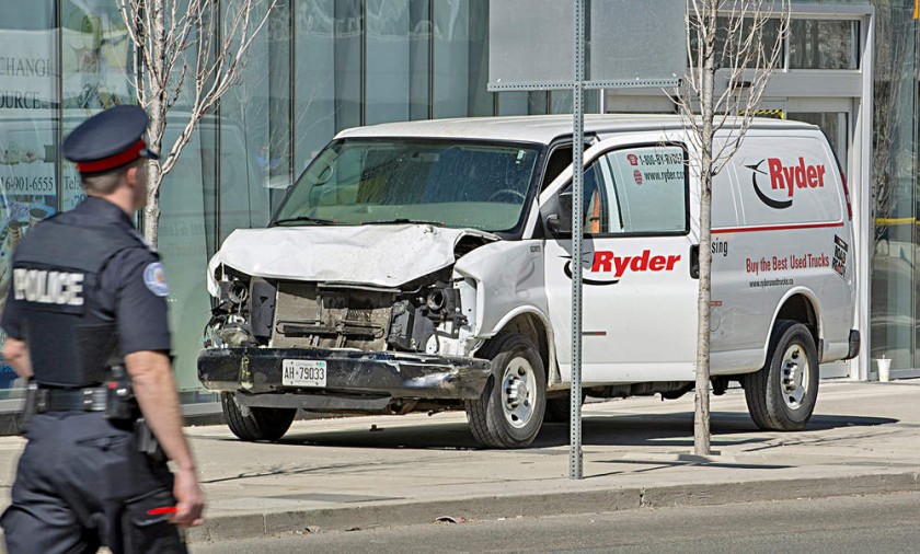 INCIDENTE. Vista de la camioneta alquilada que recorrió la acera golpeando a varios peatones en el norte de Toronto.