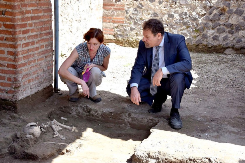 HALLAZGO. Vista de los restos óseos de un niño de entre site y ocho años habitantes de Pompeya en el 79 d.C. descubierto