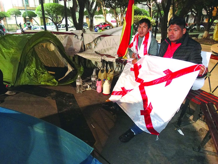 HUELGA. Un representante del CODEPANAL Chuquisaca se sumó ayer a la huelga de hambre en la plaza 25 de Mayo, donde tambi