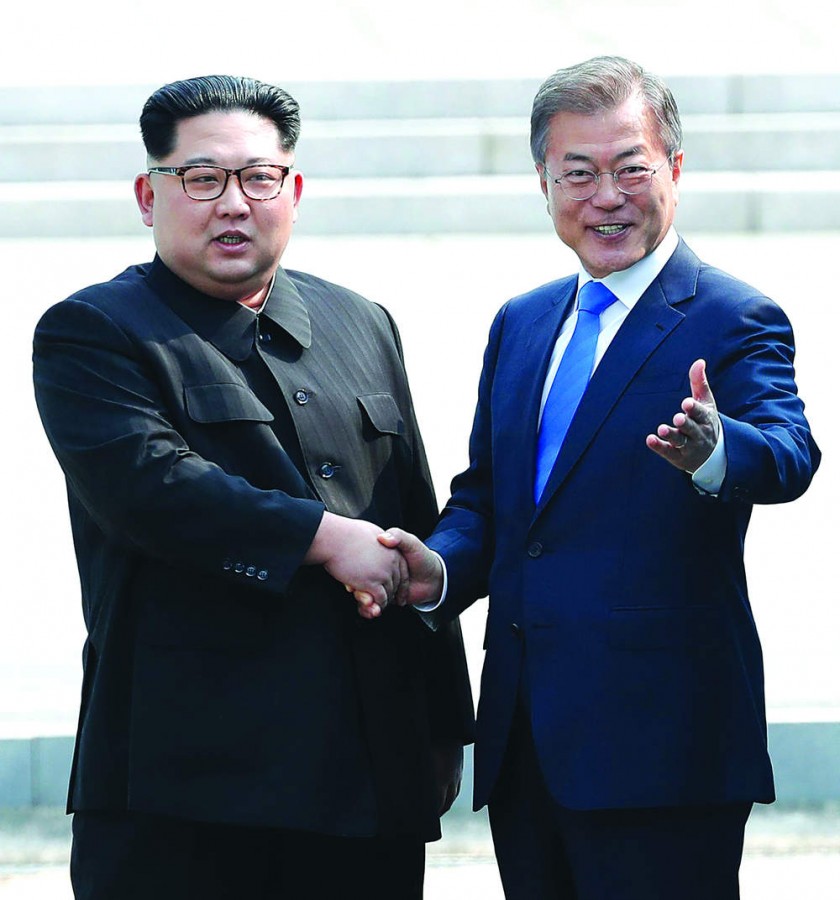 ENCUENTRO. El presidente de Corea del Sur, Moon Jae-in (d) y el líder norcoreano, Kim Jong-un (i) en la cumbre intercore