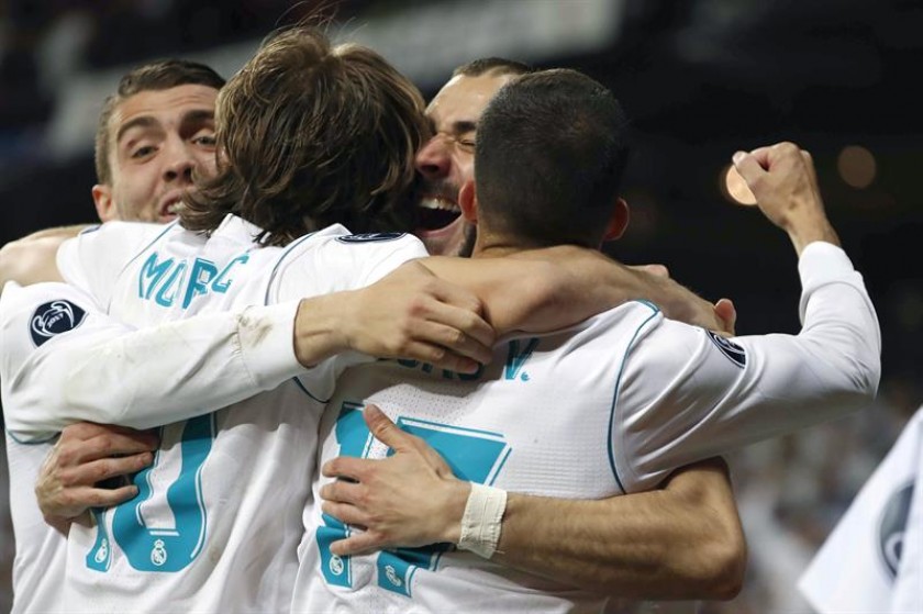 El delantero francés del Real Madrid Karim Benzema celebra con sus compañeros su segundo gol. FOTO: EFE