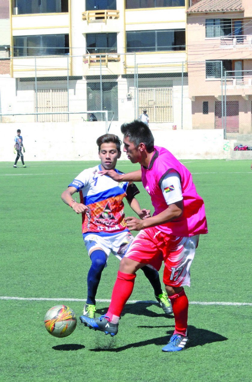 El equipo celeste cuenta con un 90% de jugadores jóvenes. Ayer entrenaron en la cancha de Mesa Verde.