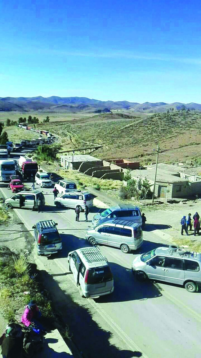 PROTESTA. Autoridades de Padilla cumplieron ayer su tercer día de huelga de hambre, en Azurduy y Yotala marcharon...