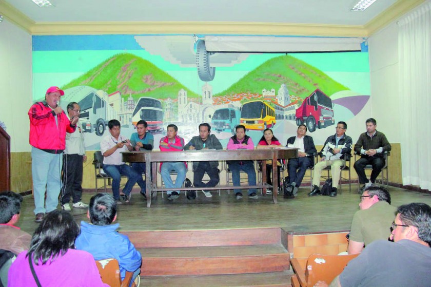 ASAMBLEA. Las instituciones y organizaciones de Chuquisaca determinaron masificar los bloqueos y las huegas de hambre.