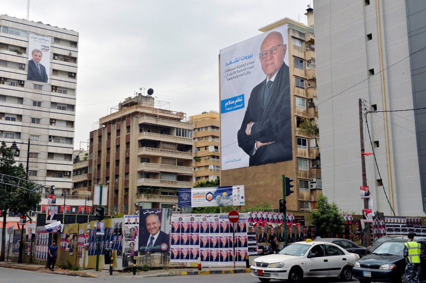 CAMPAÑA. Carteles electorales inundan las calles de Beirut (Líbano) con vistas a las elecciones parlamentarias...