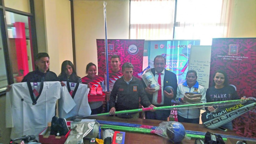 Seis deportistas chuquisaqueños clasificados a los Juegos Sudamericanos recibieron ayer material e indumentaria...