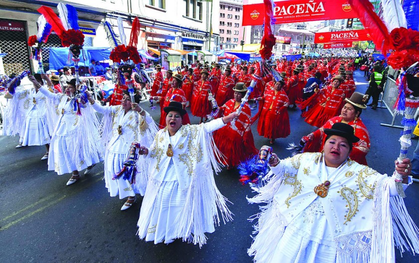 MORENADA. Las más de 70 fraternidades recorrieron al menos cinco kilómetros desde las 7:00 del sábado.