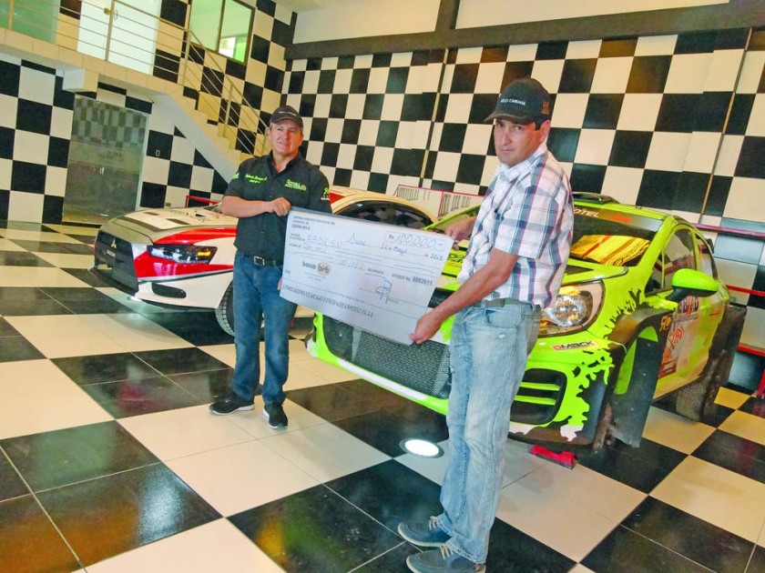 Rolando Careaga Alurralde (i) entregó un cheque de Bs 100 mil a AADESU para la organización del Circuito Oscar Crespo.