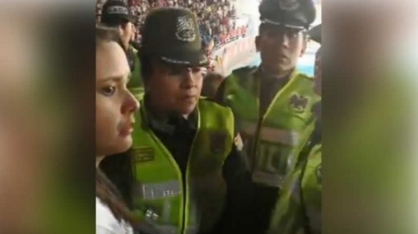 Efectivos policiales le pidieron a una joven que se quite una polera en referencia al 21F. FOTO: ANF