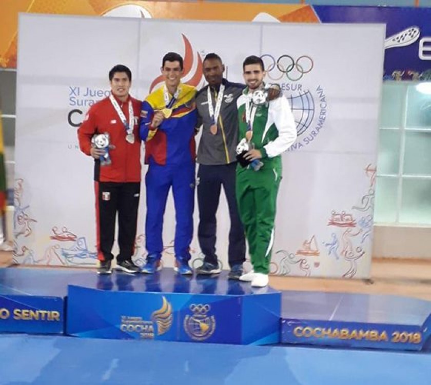 El boliviano Mohamed Dames (primero a la derecha) obtuvo la medalla de bronce en karate. FOTO: Comité Olímpico Boliviano