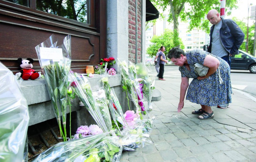 HOMENAJE. La madre de una agente de policía belga asesinada durante un tiroteo, rinde tributo a su hija ante el Cafe...