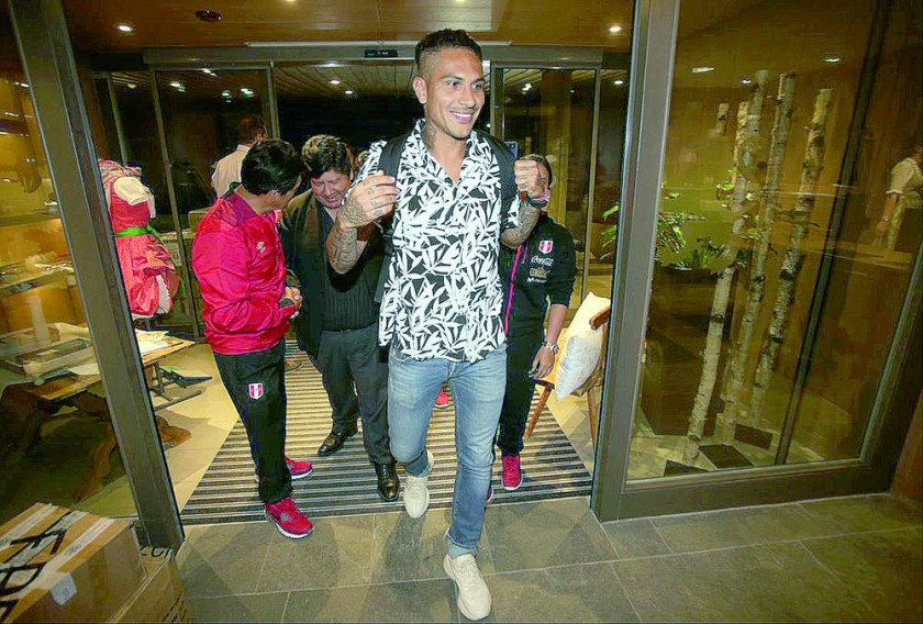 El delantero peruano Paolo Guerrero (c) se integró ayer a la concentración de la selección peruana en Austria.