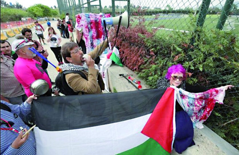 Palestinos protestaron en Barcelona, donde se concentra la Albiceleste.