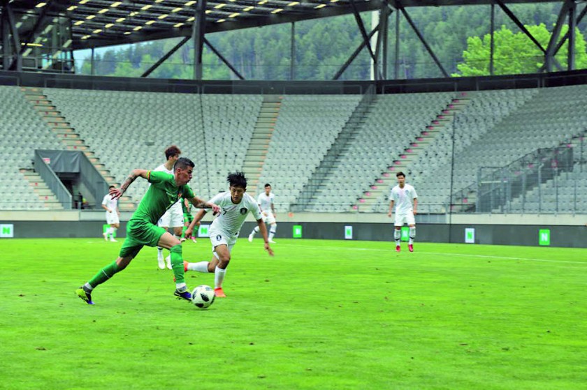Juan Carlos Arce lleva el balón ante la marca de un defensor coreano en el amistoso de ayer, en Austria.