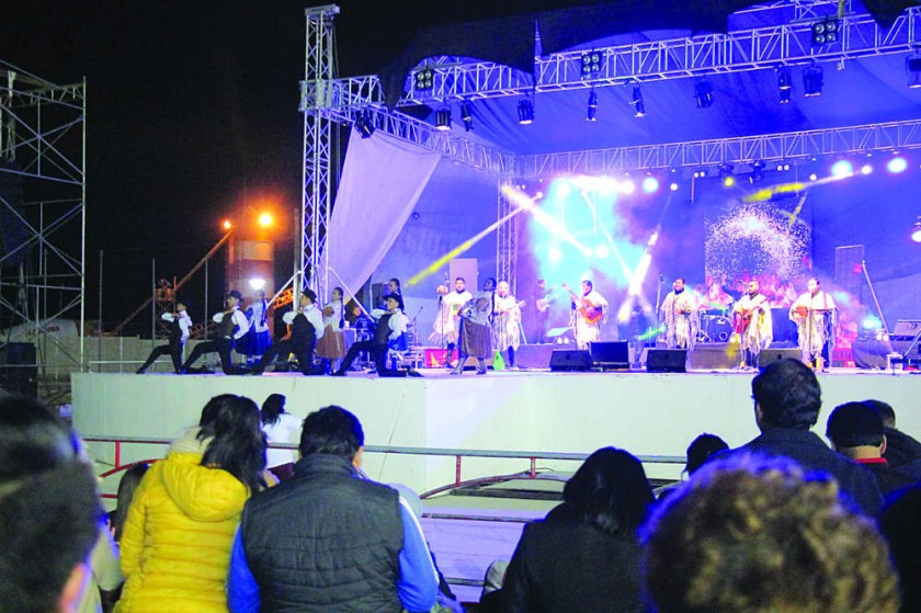 ESPECTÁCULO. La feria no sólo es venta, es tambien diversión, ayer abrió la noche nacional el grupo de Sucre Inti Pacha.