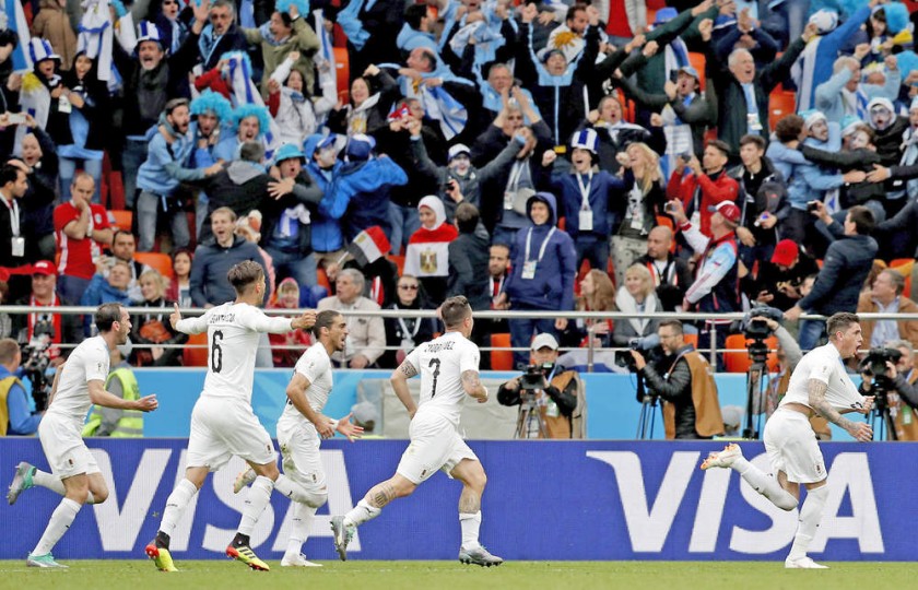 El defensor José María Giménez comanda el festejo agónico de la selección uruguaya frente a Egipto, en el cierre...