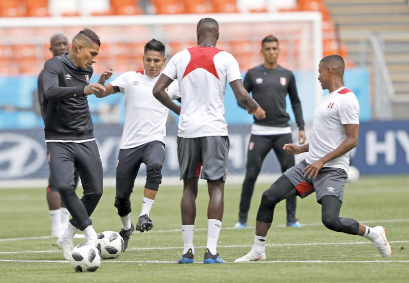 La selección peruana, con Paolo Guerrero (i) y compañía, se estrena hoy en la Copa del Mundo frente a Dinamarca.