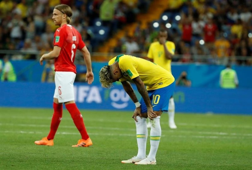 Jugadores de la selección brasileña, entre ellos Neymar, también salieron molestos de la cancha. Foto: EFE