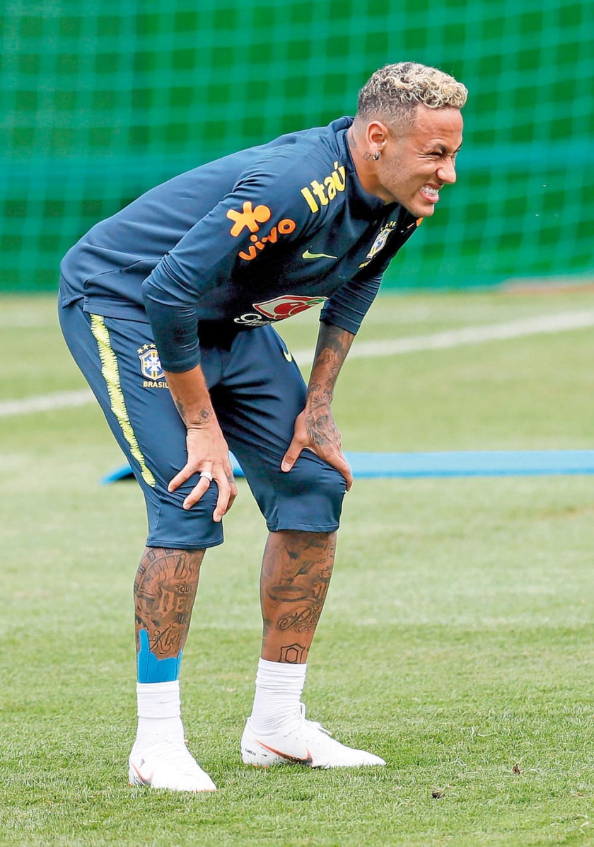 El delantero brasileño no pudo completar el entrenamiento de ayer por dolencias en el tobillo derecho.