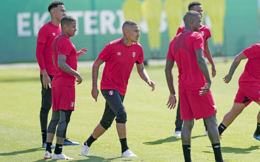 Paolo Guerrero (centro) será la principal novedad en la selección peruana para jugarse la vida frente a Francia, en...