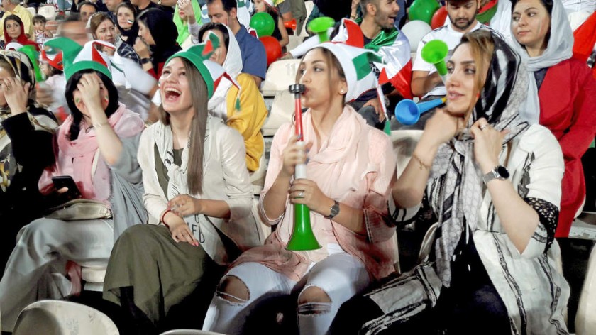 Las mujeres iraníes entraron por primera vez de manera irrestricta al estadio de Teherán para ver un partido.