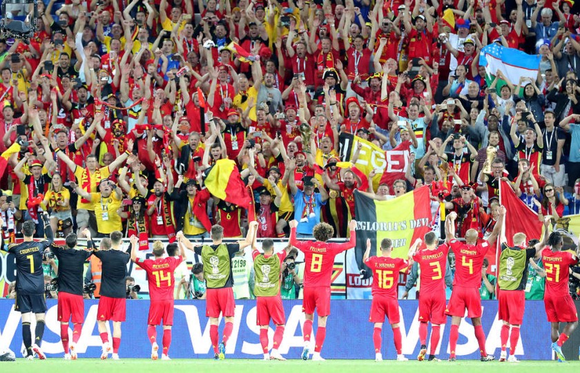 Jugadores de la selección de Bélgica festejan después del partido que protagonizaron en el estadio de Kaliningrado..