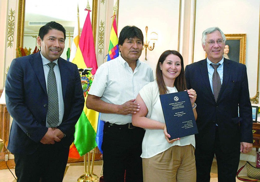 ROMA. El Jefe de Estado, diplomáticos bolivianos y la italiana Giorgia Gianelle, que escribió una tesis sobre la...