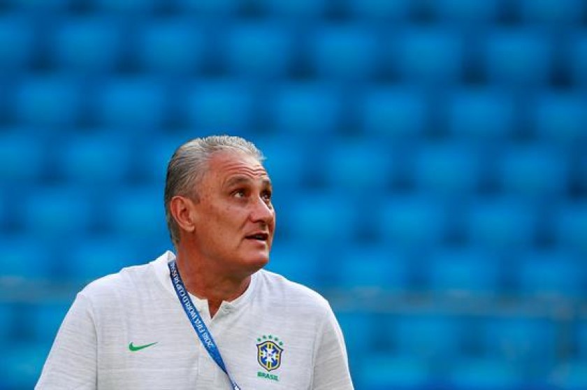 El seleccionador de Brasil, Tite, en un entrenamiento en el estadio Samara Arena, hoy, en Moscú. EFE