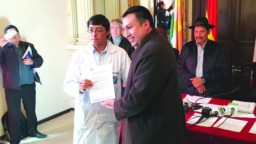 recursos humanos. El Director del SEDES y el Gobernador entregaron los ítems al personal de los hospitales de segundo...
