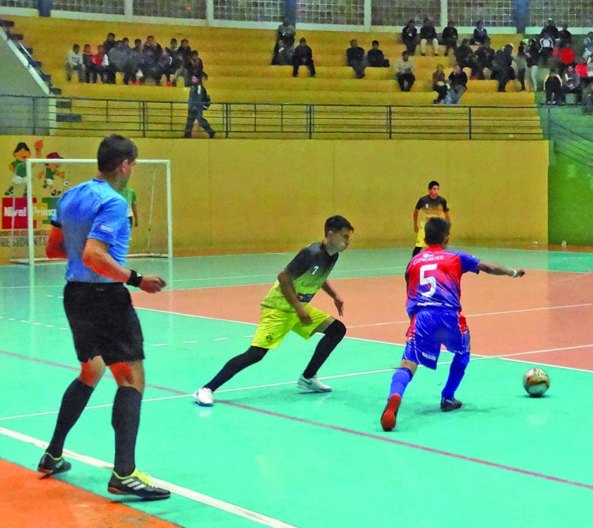 El clásico chuquisaqueño de fútbol de salón entre Lizondo y Universitario se disputó anoche, en el coliseo...