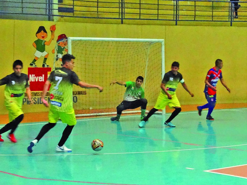 El clásico chuquisaqueño de fútbol de salón entre Lizondo y Universitario se disputó anoche, en el coliseo...