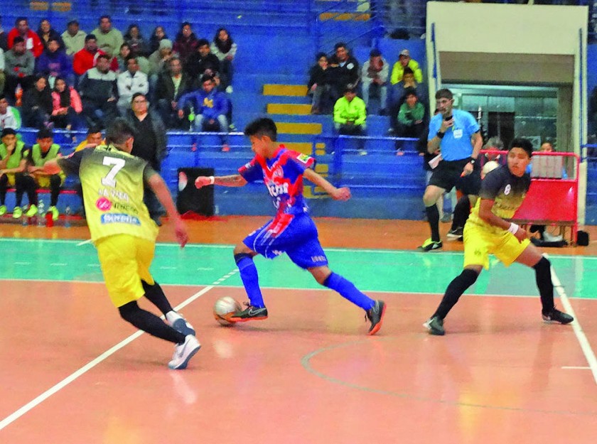 El clásico chuquisaqueño de fútbol de salón entre Lizondo y Universitario se disputó anoche, en el coliseo...