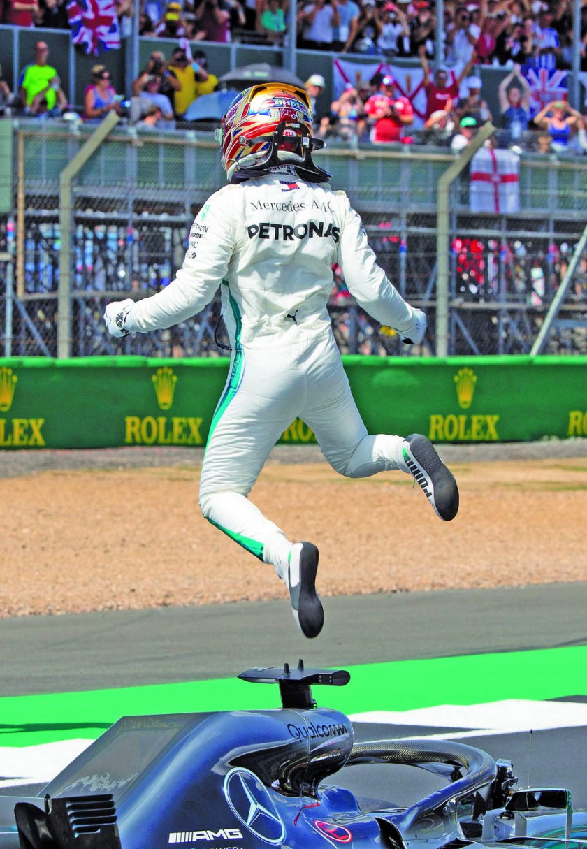 Lewis Hamilton festeja el mejor tiempo establecido en las clasificación del Gran Premio de Gran Bretaña.