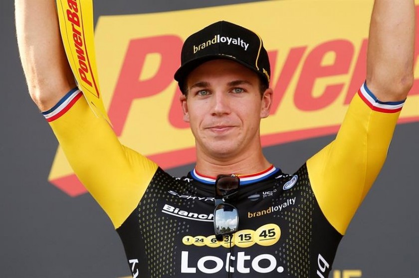 El ciclista holandés Dylan Groenewegen (c) del equipo Lotto Jumbo celebra su victoria en la 7ª etapa del 105º Tour. EFE