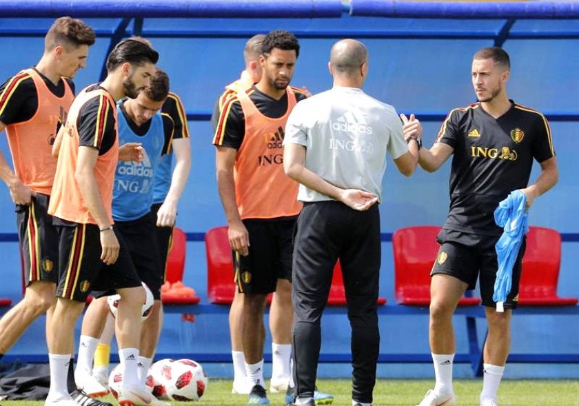 El entrenador de la selección de Bélgica, Roberto Martínez (2-d), saluda a su jugador Eden Hazard (d) en la práctica.