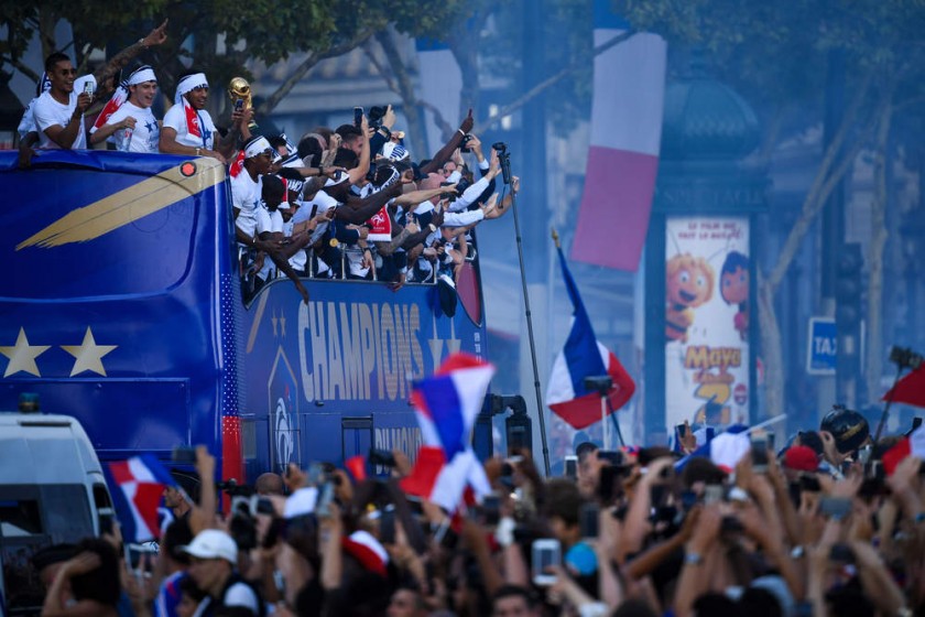 Los campeones mundiales recorrieron las calles de París en un bus descapotable ante la ovación de miles.