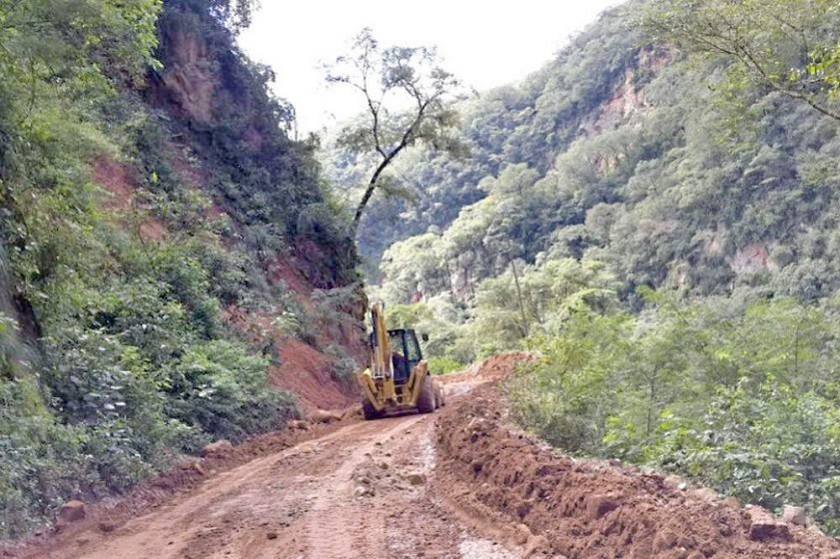 OBRA. La construcción de la carretera tiene una paralización de dos meses y se va deteriorando por el clima y el tráfico