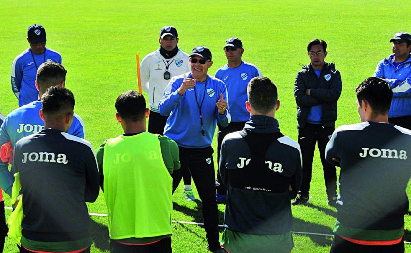 El entrenador uruguayo Santiago Arias lleva un mes trabajando en la Academia y su primer reto será avanzar en la...