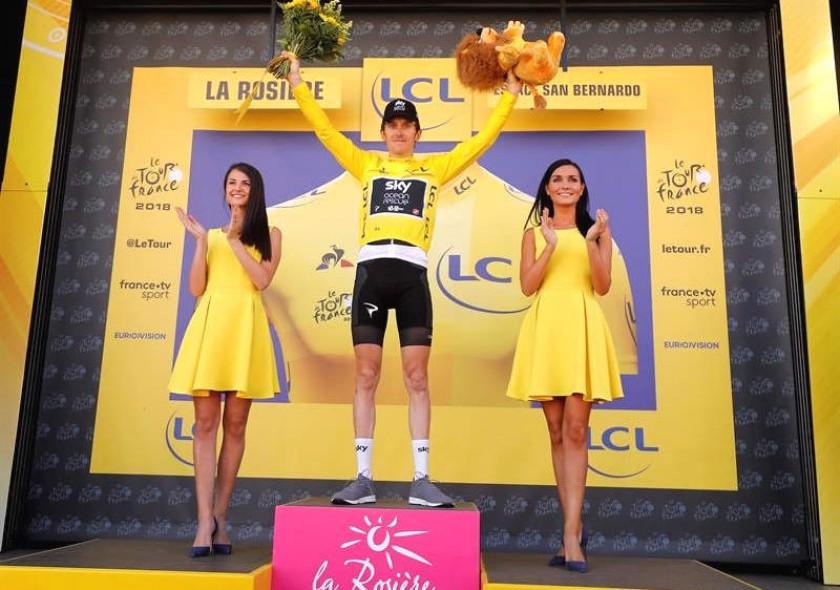 El ciclista británico Geraint Thomas, del equipo Sky, celebra en el podio la victoria tras retener el jersey amarillo.