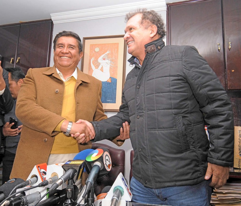 El presidente de la Federación Boliviana de Fútbol, César Salinas, y el ejecutivo de Futbolistas Agremiados de Bolivia,