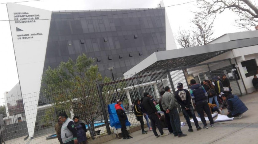 Familiares y allegados del inocente hicieron una vigilia mientras se realizaba su audiencia. FOTO: Enrique Quintanilla