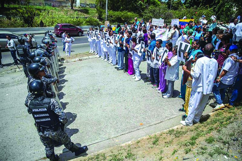 MANIFESTACIONES. Trabajadores del sector salud se enfrentan con policías durante una nueva jornada de protestas...