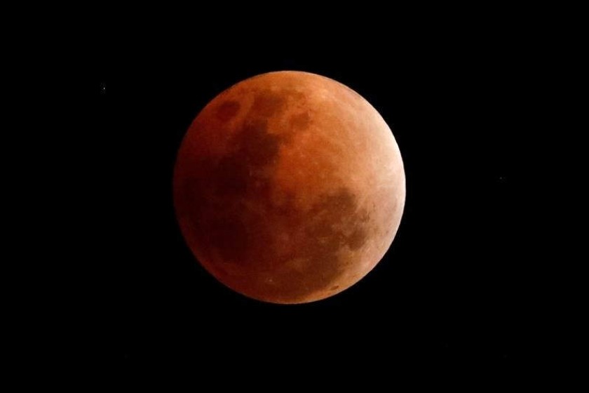 Fotografía de archivo que muestra la denominada súper Luna roja, durante un eclipse lunar desde la ciudad de Quezon. EFE
