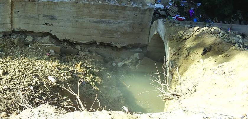 CONSTRUCCIÓN. Las aguas residuales quedaron estancadas por los escombros desechados sobre el embovedado sanitario.