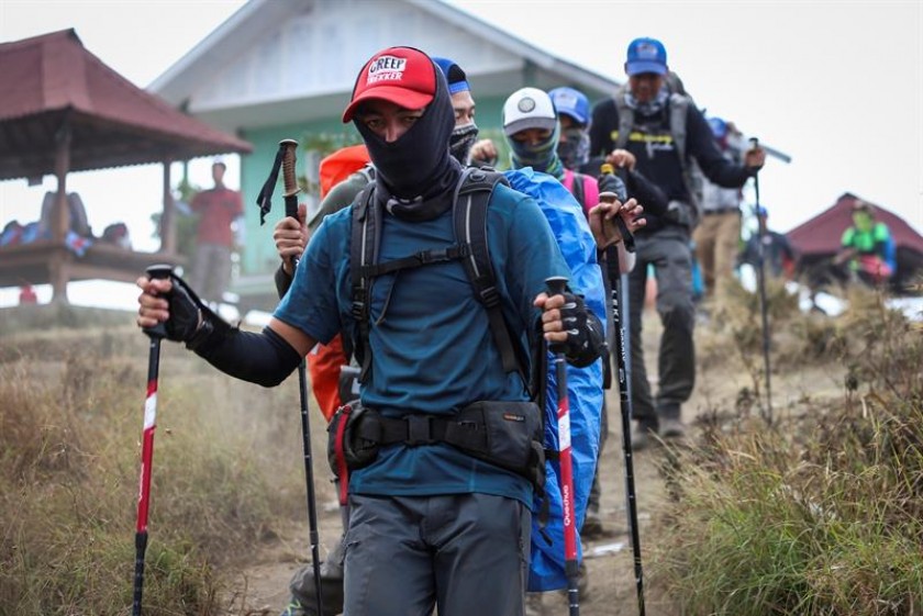 Senderistas locales y extranjeros bajan de la montaña Rinjani durante una evacuación un día después del terremoto. EFE