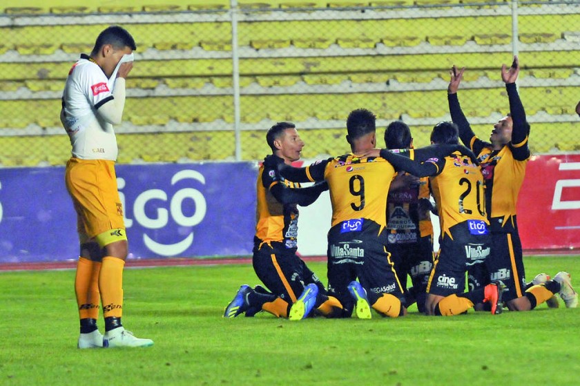 La celebración de los jugadores atigrados ante la desazón de un futbolista de Destroyers anoche, en el estadio...